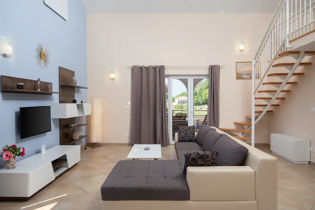3-Bedroom House in Savičenta with Pool and Grill