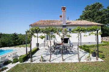3-Bedroom House in Savičenta with Pool and Grill