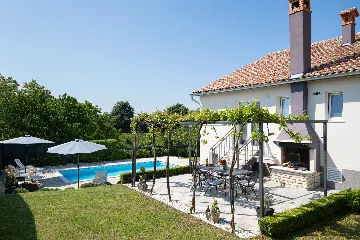 3-Bedroom House in Savičenta with Pool and Grill