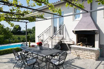 3-Bedroom House in Savičenta with Pool and Grill