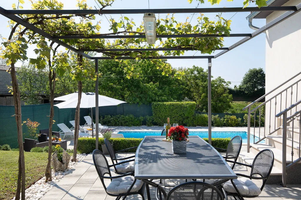 3-Bedroom House in Savičenta with Pool and Grill