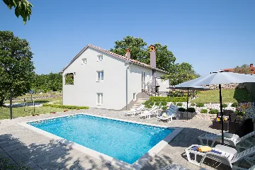 3-Bedroom House in Savičenta with Pool and Grill