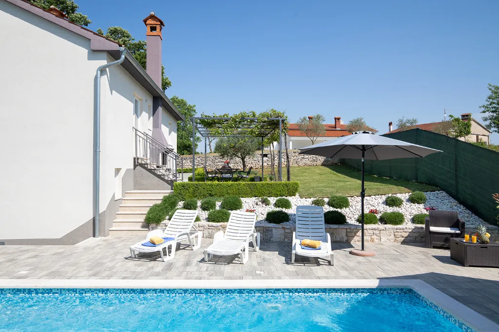 3-Bedroom House in Savičenta with Pool and Grill