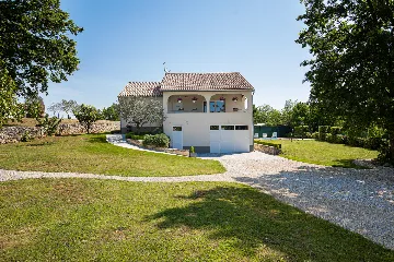 3-Bedroom House in Savičenta with Pool and Grill