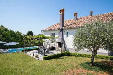 3-Bedroom House in Savičenta with Pool and Grill