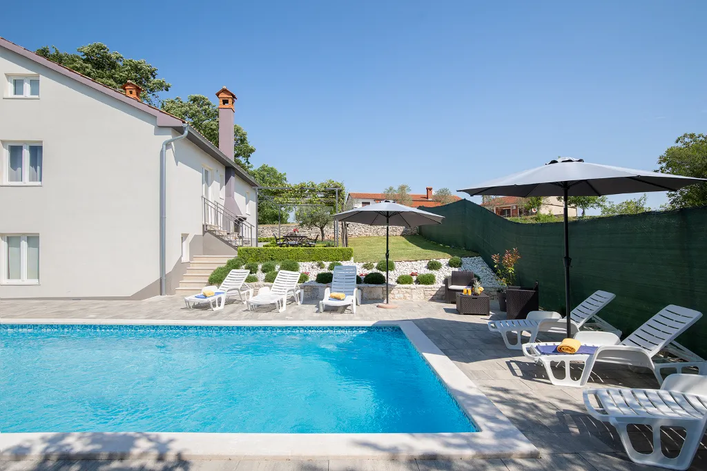 3-Bedroom House in Savičenta with Pool and Grill