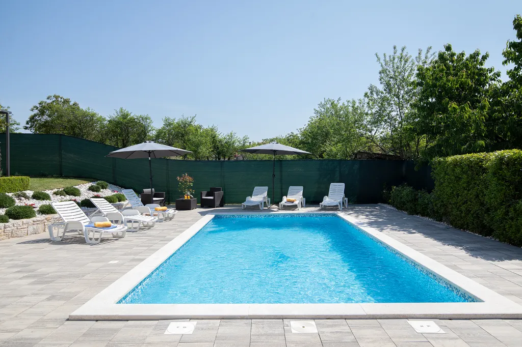 3-Bedroom House in Savičenta with Pool and Grill