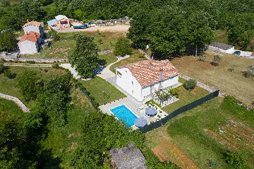 3-Bedroom House in Savičenta with Pool and Grill