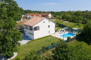 3-Bedroom House in Savičenta with Pool and Grill