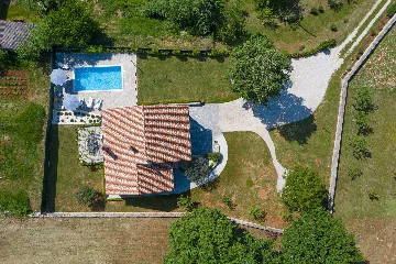 3-Bedroom House in Savičenta with Pool and Grill