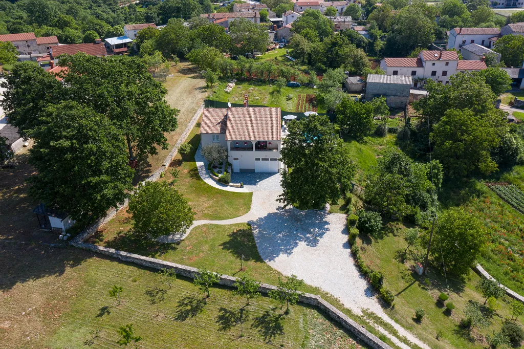 3-Bedroom House in Savičenta with Pool and Grill