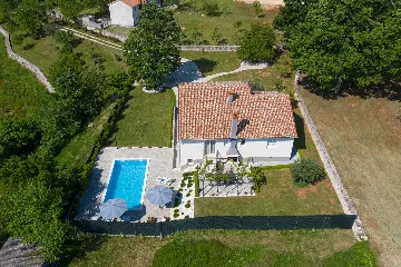 3-Bedroom House in Savičenta with Pool and Grill