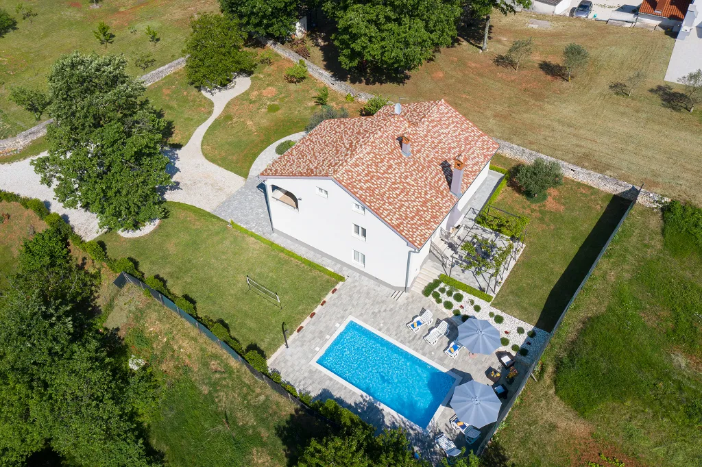 3-Bedroom House in Savičenta with Pool and Grill