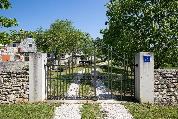 3-Bedroom House in Savičenta with Pool and Grill