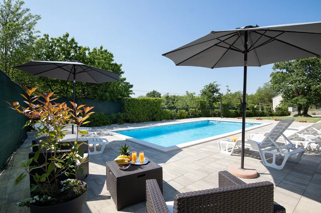 3-Bedroom House in Savičenta with Pool and Grill