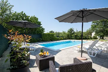 3-Bedroom House in Savičenta with Pool and Grill