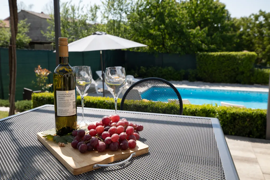 3-Bedroom House in Savičenta with Pool and Grill