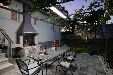 3-Bedroom House in Savičenta with Pool and Grill