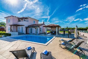 3-Bedroom House with Pool in Sveti Lovreč