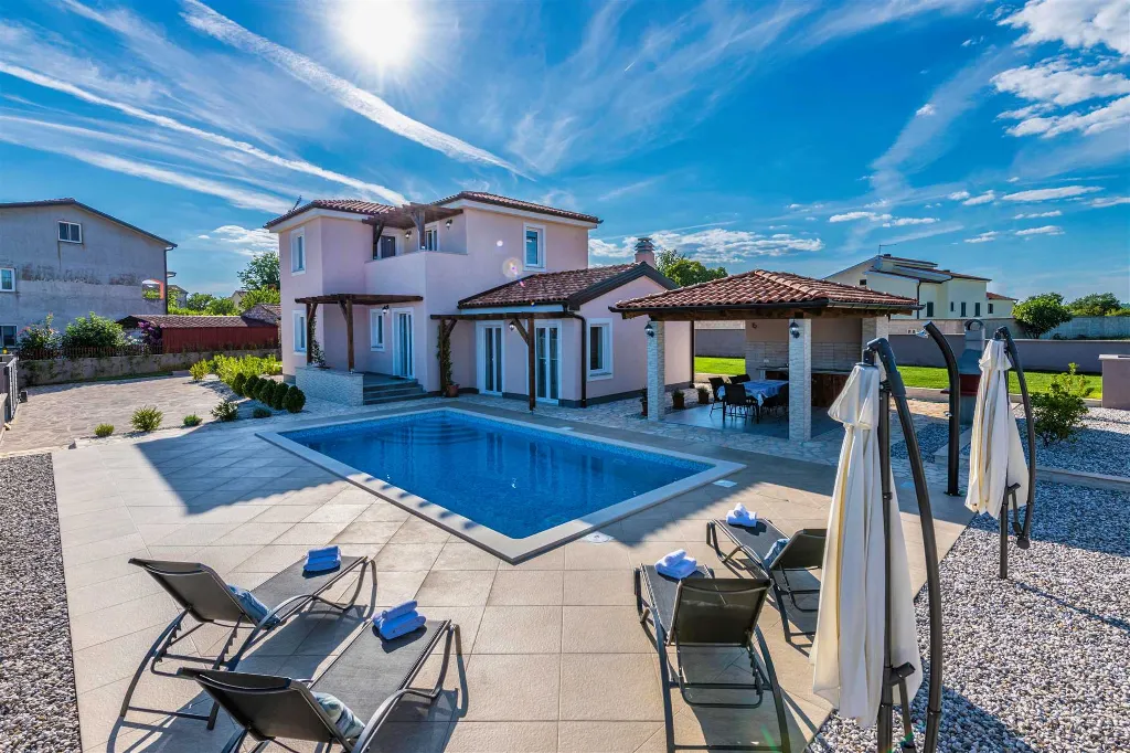3-Bedroom House with Pool in Sveti Lovreč