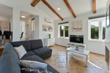 3-Bedroom House with Pool in Sveti Lovreč