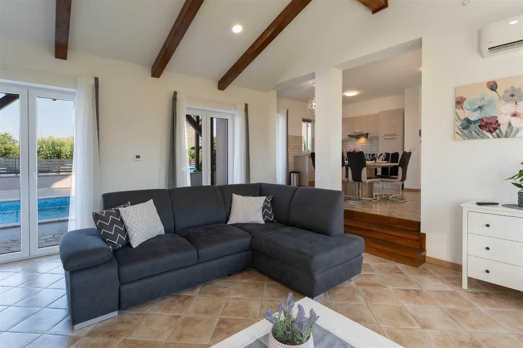 3-Bedroom House with Pool in Sveti Lovreč