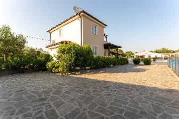 3-Bedroom House with Pool in Sveti Lovreč