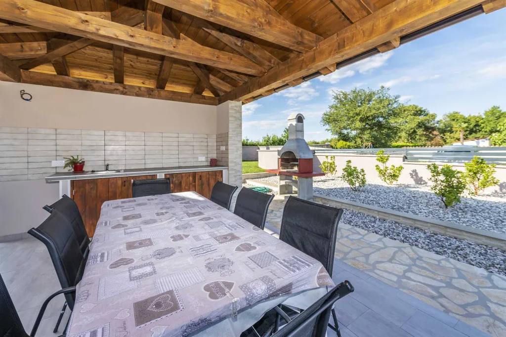 3-Bedroom House with Pool in Sveti Lovreč
