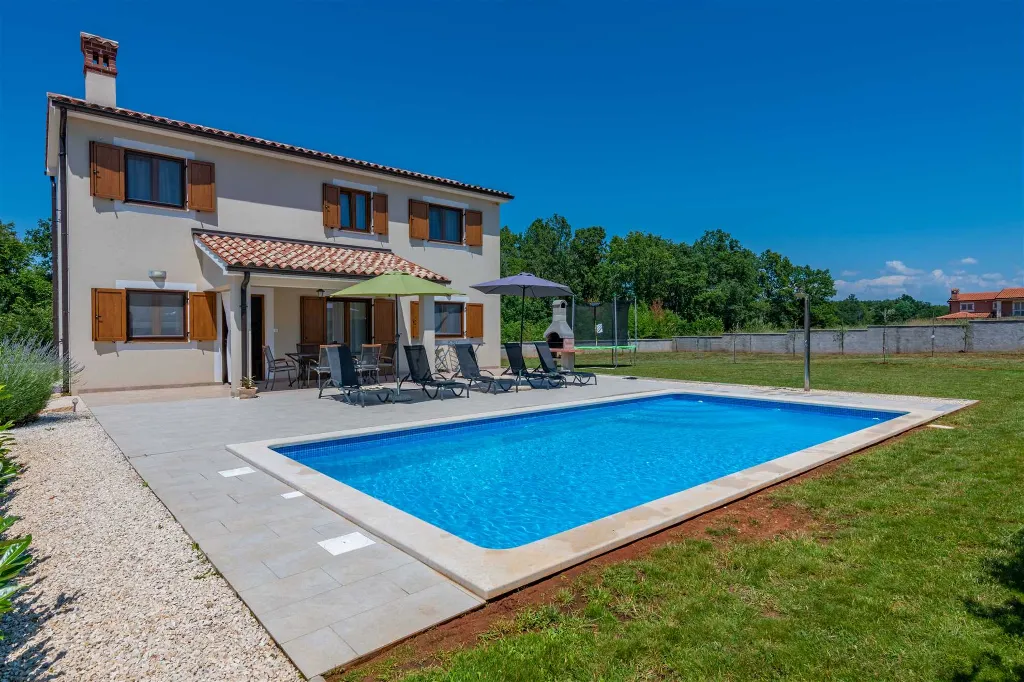 3-Bedroom House with Pool in Poreč