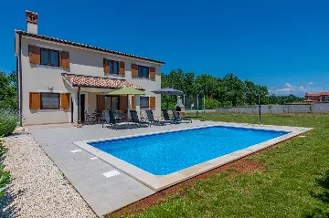 3-Bedroom House with Pool in Poreč