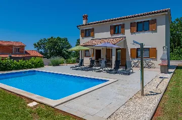 3-Bedroom House with Pool in Poreč