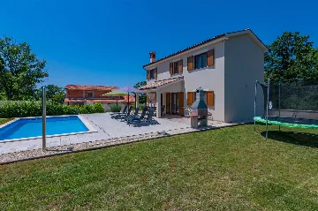3-Bedroom House with Pool in Poreč