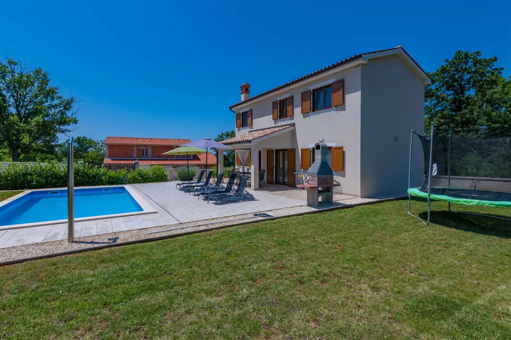 3-Bedroom House with Pool in Poreč