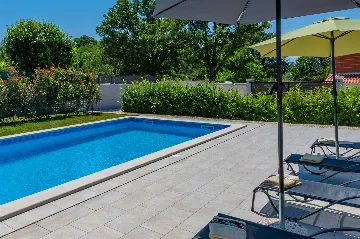 3-Bedroom House with Pool in Poreč