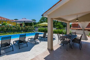 3-Bedroom House with Pool in Poreč