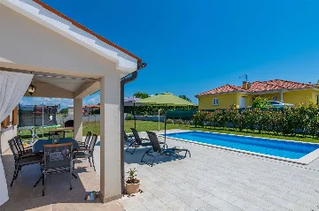 3-Bedroom House with Pool in Poreč