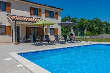 3-Bedroom House with Pool in Poreč