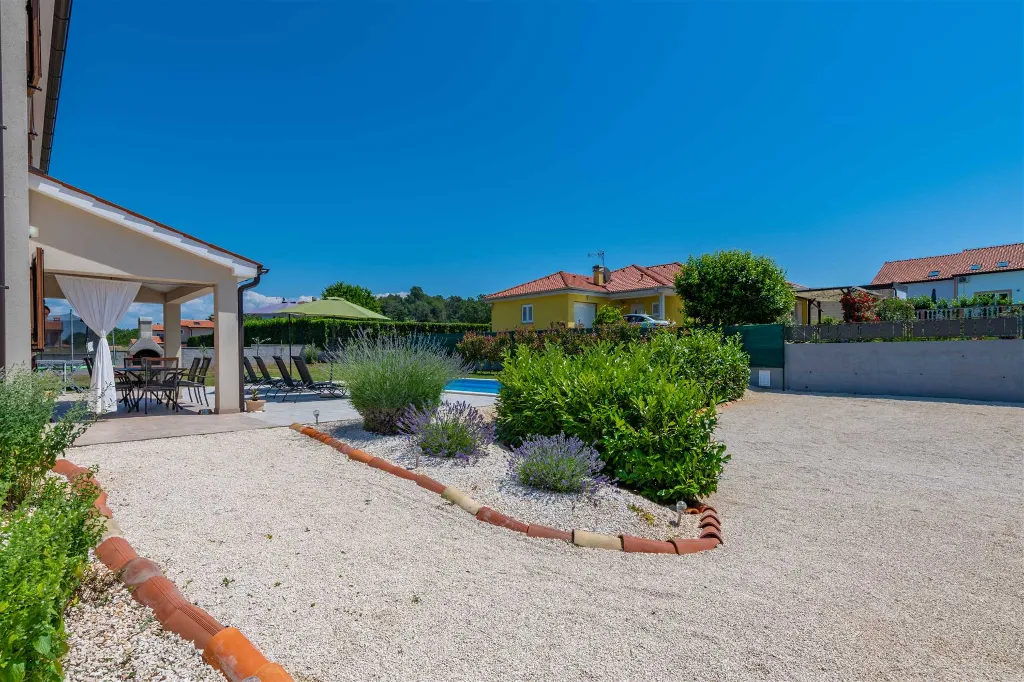 3-Bedroom House with Pool in Poreč
