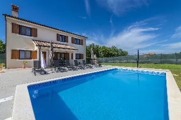 3-Bedroom House with Pool in Poreč
