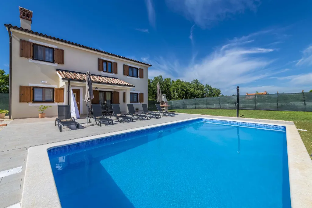 3-Bedroom House with Pool in Poreč