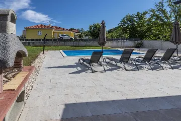 3-Bedroom House with Pool in Poreč
