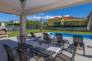 3-Bedroom House with Pool in Poreč