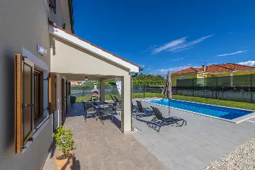 3-Bedroom House with Pool in Poreč