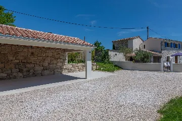 2-Bedroom House in Pićan for Up to 6 Guests