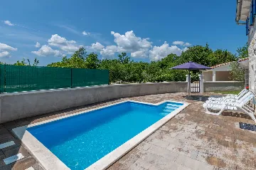 2-Bedroom House in Pićan for Up to 6 Guests