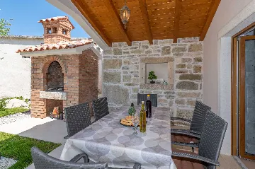 2-Bedroom House in Pićan for Up to 6 Guests