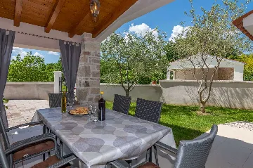 2-Bedroom House in Pićan for Up to 6 Guests