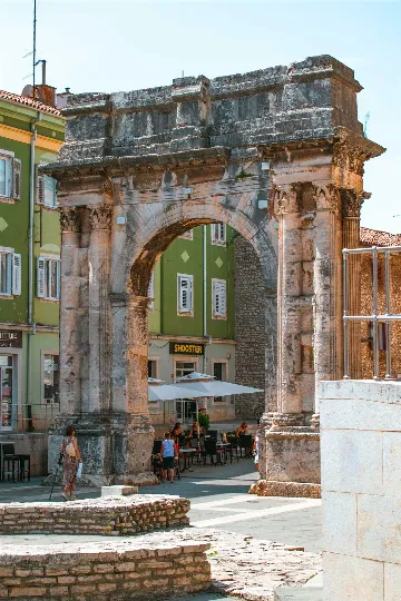 2-Bedroom House in Pićan for Up to 6 Guests