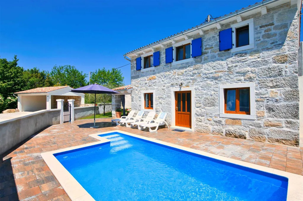 2-Bedroom House in Pićan for Up to 6 Guests