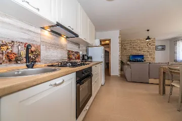 2-Bedroom House in Pićan for Up to 6 Guests